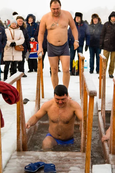 Petropavlovsk, Kazakistan - 19 Ocak 2018: vaftiz. Kışın buz delik insanlar yüzmek.