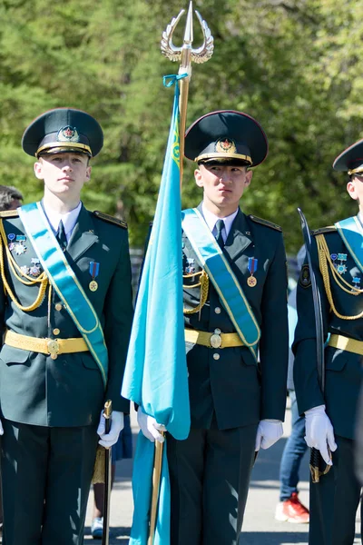 Petropavlovsk, Kazakistan - 9 Mayıs 2016: 9 Mayıs 2016 Petropavlovsk, Kazakistan'daki zafer günü. Ölü savaş anısına. Üyeler mutlu.