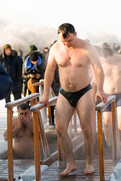 Petropavlovsk, Kazakistan - 19 Ocak 2018: vaftiz. Kışın buz delik insanlar yüzmek.