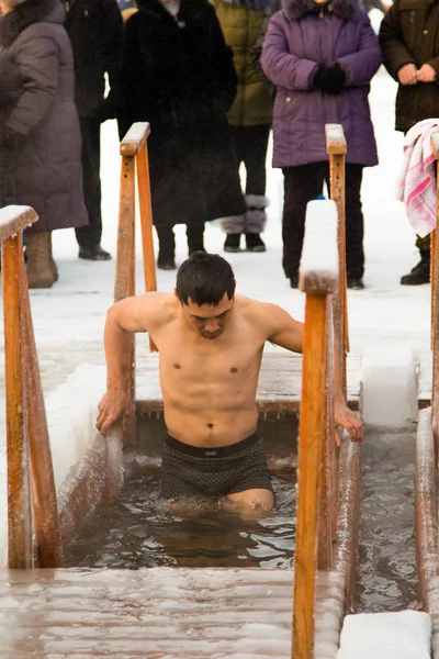 Petropavlovsk, Kazakistan - 19 Ocak 2018: vaftiz. Kışın buz delik insanlar yüzmek.
