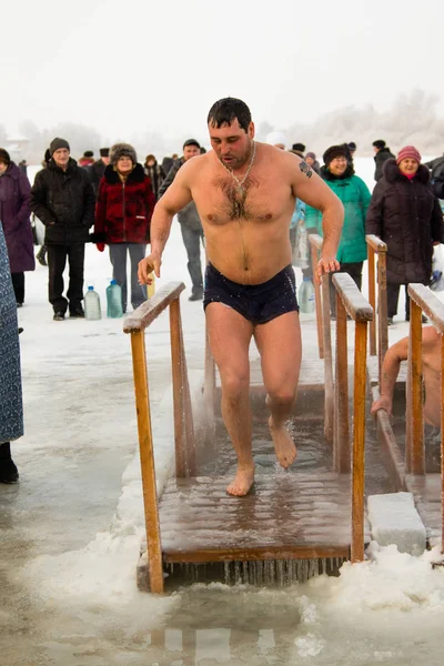 Petropavlovsk, Kazakistan - 19 Ocak 2018: vaftiz. Kışın buz delik insanlar yüzmek.
