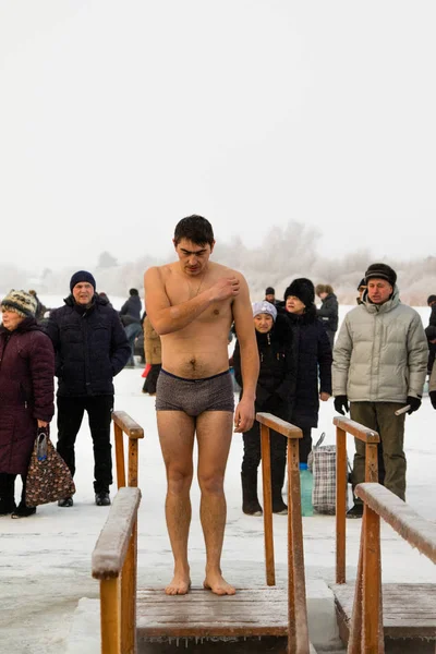 Petropavlovsk, Kazakistan - 19 Ocak 2018: vaftiz. Kışın buz delik insanlar yüzmek.