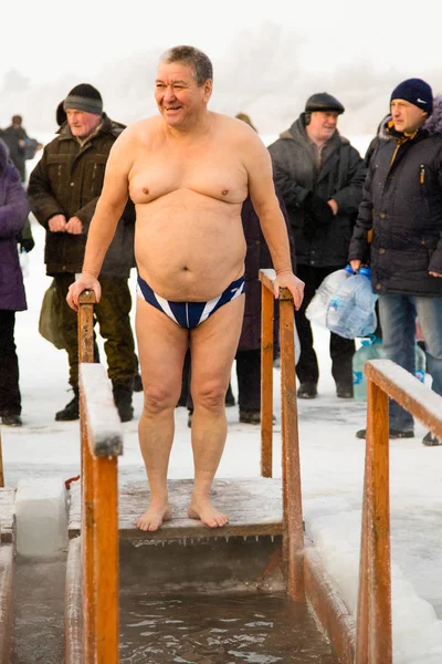Petropavlovsk, Kazakistan - 19 Ocak 2018: vaftiz. Kışın buz delik insanlar yüzmek.