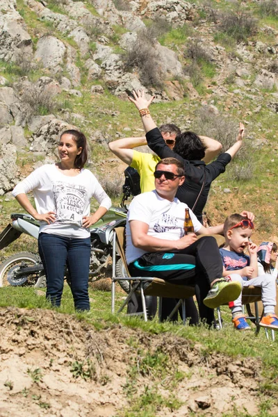 Kazakistan, Çimkent - 9 Nisan 2017. Erkekler kadınlar kadınlar çocuk dağlar bahar. Jöle manzara manzara.