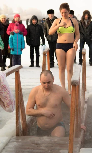 Petropavlovsk Kasachstan Januar 2018 Die Taufe Menschen Schwimmen Winter Eisloch — Stockfoto