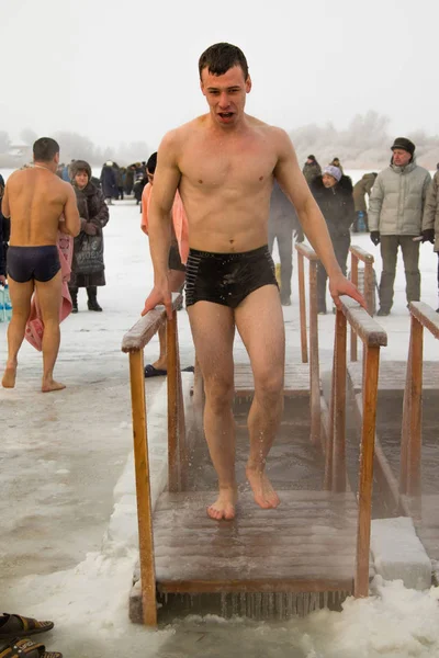 Petropavlovsk, Kazakistan - 19 Ocak 2018: vaftiz. Kışın buz delik insanlar yüzmek.