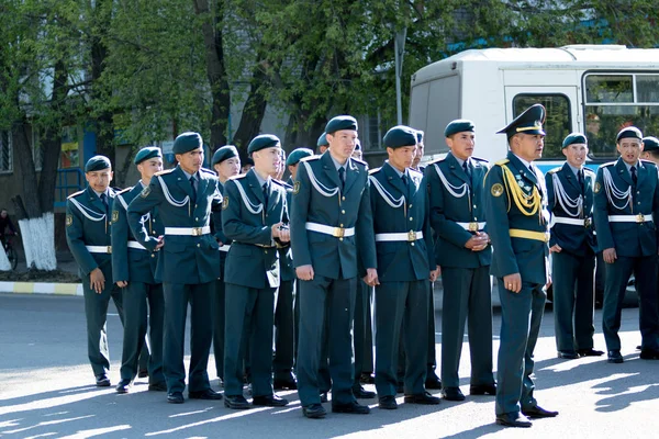 Petropavlovsk, Kazakistan - 9 Mayıs 2016: 9 Mayıs 2016 Petropavlovsk, Kazakistan'daki zafer günü. Ölü savaş anısına. Üyeler mutlu.