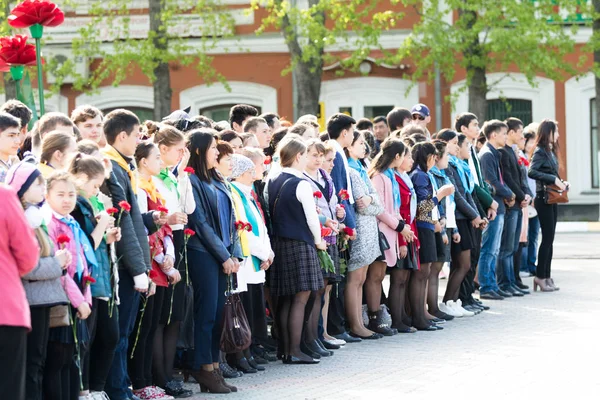 Petropavlovsk 7 Mayıs 2016: Resmi tatil. Defender'ı vatan günün Kazakistan'da 7 Mayıs kutladı. Asker ve askeri. Toplu kutlamalar insanlar.