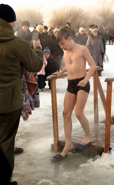 Petropavlovsk, Kazakistan - 19 Ocak 2018: vaftiz. Kışın buz delik insanlar yüzmek.