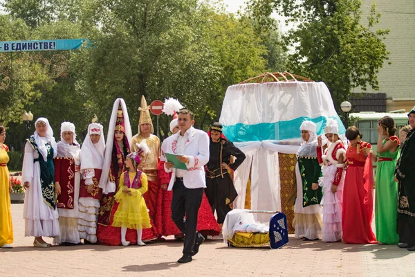 Petropavlovsk, Kazakistan - 28 Temmuz 2016: Festival, 80 yıl Kuzey Kazakistan bölgesi. Kitle kutlama etnik halk, geleneksel kostümleri insanlar sokaklarda Petropavlovsk kutlamak..