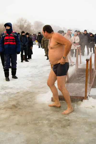 Petropavlovsk, Kazakistan - 19 Ocak 2018: vaftiz. Kışın buz delik insanlar yüzmek.