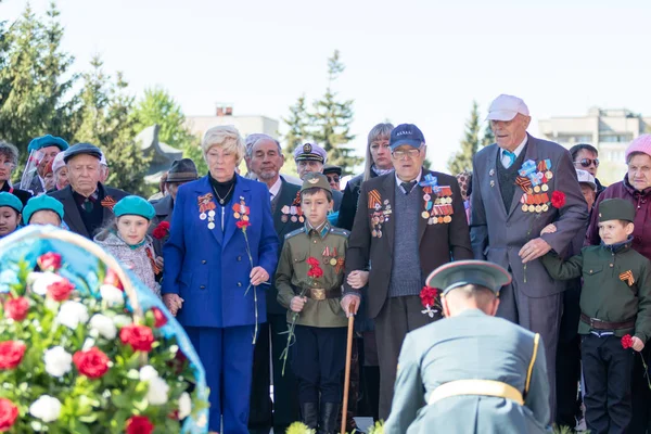 Petropavlovsk, Kazakistan - 9 Mayıs 2016: 9 Mayıs 2016 Petropavlovsk, Kazakistan'daki zafer günü. Ölü savaş anısına. Üyeler mutlu.