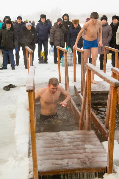 Petropavlovsk, Kazakistan - 19 Ocak 2018: vaftiz. Kışın buz delik insanlar yüzmek.
