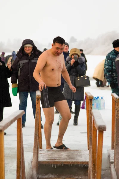 Petropavlovsk, Kazakistan - 19 Ocak 2018: vaftiz. Kışın buz delik insanlar yüzmek.