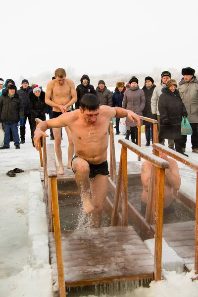 Petropavlovsk Kazakhstan Enero 2018 Bautismo Gente Nada Agujero Hielo Invierno — Foto de Stock