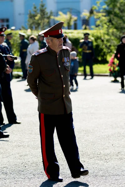 Petropavlovsk, Kazakistan - 9 Mayıs 2016: 9 Mayıs 2016 Petropavlovsk, Kazakistan'daki zafer günü. Ölü savaş anısına. Üyeler mutlu.