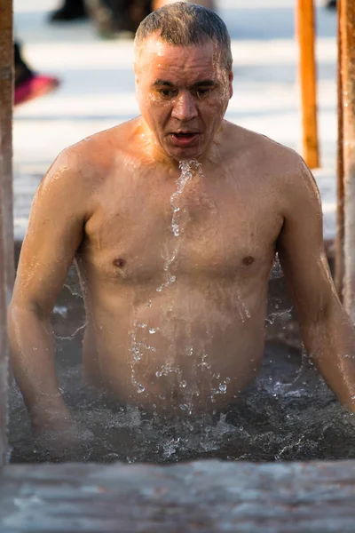 Petropavlovsk, Kazakistan - 19 Ocak 2018: vaftiz. Kışın buz delik insanlar yüzmek.