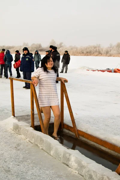Petropavlovsk, Kazakistan - 19 Ocak 2018: vaftiz. Kışın buz delik insanlar yüzmek.