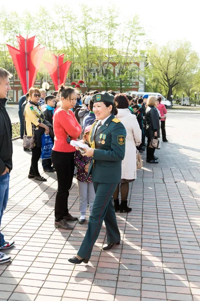 Petropavlovsk 7 Mayıs 2016: Resmi tatil. Defender'ı vatan günün Kazakistan'da 7 Mayıs kutladı. Asker ve askeri. Toplu kutlamalar insanlar.