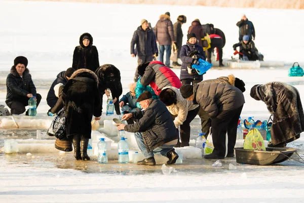 Petropavlovsk, Kazakistan - 19 Ocak 2018: vaftiz. Kışın buz delik insanlar yüzmek.