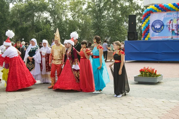Petropavlovsk, Kazakistan - 28 Temmuz 2016: Festival, 80 yıl Kuzey Kazakistan bölgesi. Kitle kutlama etnik halk, geleneksel kostümleri insanlar sokaklarda Petropavlovsk kutlamak..