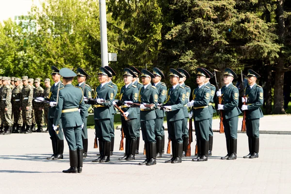 Petropavlovsk 7 Mayıs 2016: Resmi tatil. Defender'ı vatan günün Kazakistan'da 7 Mayıs kutladı. Asker ve askeri. Toplu kutlamalar insanlar.