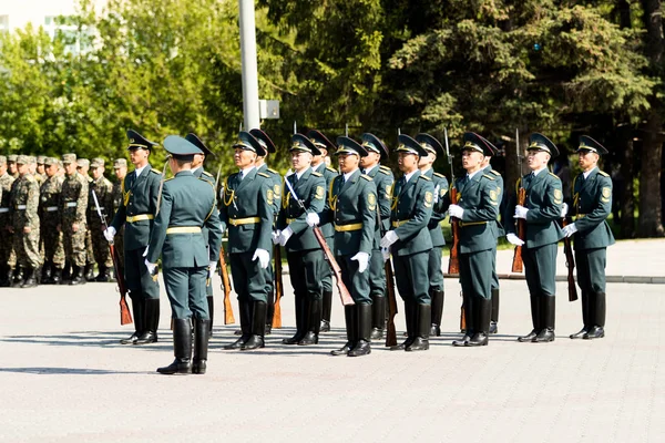 Petropavlovsk 7 Mayıs 2016: Resmi tatil. Defender'ı vatan günün Kazakistan'da 7 Mayıs kutladı. Asker ve askeri. Toplu kutlamalar insanlar.
