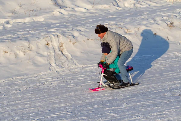 Petropavlovsk Kazakhstan Décembre 2018 Enfants Parents Skient Hiver Sur Traîneau — Photo