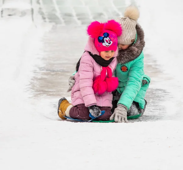 ペトロパブロフスク カザフスタン 2019 子供たちは氷のような丘の上に乗る 大人と子供が一緒に公園でのんびり — ストック写真