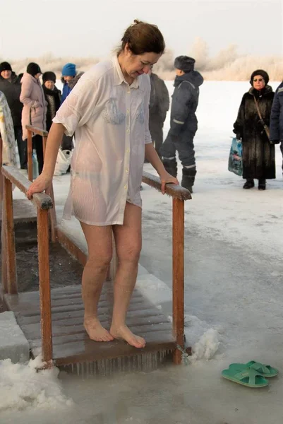 Petropavlovsk, Kazakistan - 19 Ocak 2018: vaftiz. Kışın buz delik insanlar yüzmek.
