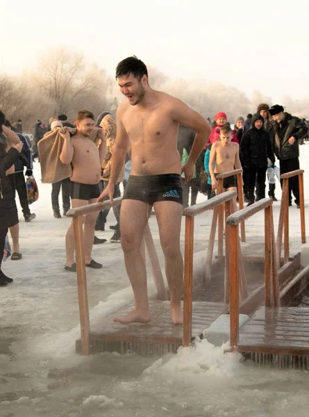 Petropavlovsk, Kazakistan - 19 Ocak 2018: vaftiz. Kışın buz delik insanlar yüzmek.