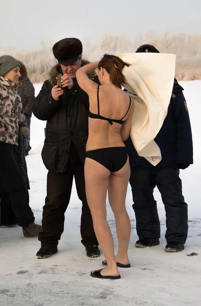 Petropavlovsk, Kazakistan - 19 Ocak 2018: vaftiz. Kışın buz delik insanlar yüzmek.