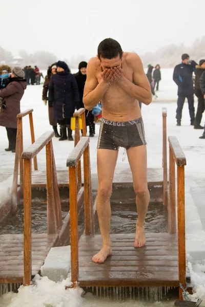 Petropavlovsk, Kazakistan - 19 Ocak 2018: vaftiz. Kışın buz delik insanlar yüzmek.
