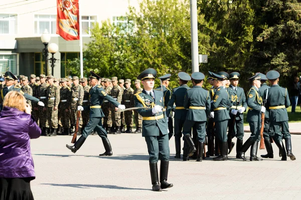 Petropavlovsk 7 Mayıs 2016: Resmi tatil. Defender'ı vatan günün Kazakistan'da 7 Mayıs kutladı. Asker ve askeri. Toplu kutlamalar insanlar.