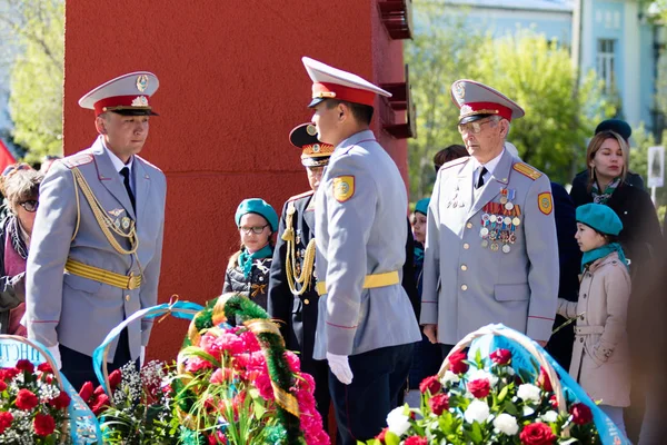 Petropavlovsk, Kazakistan - 9 Mayıs 2016: 9 Mayıs 2016 Petropavlovsk, Kazakistan'daki zafer günü. Ölü savaş anısına. Üyeler mutlu.
