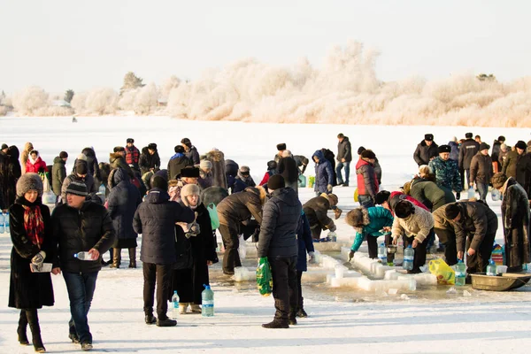 Petropavlovsk, Kazakistan - 19 Ocak 2018: vaftiz. Kışın buz delik insanlar yüzmek.