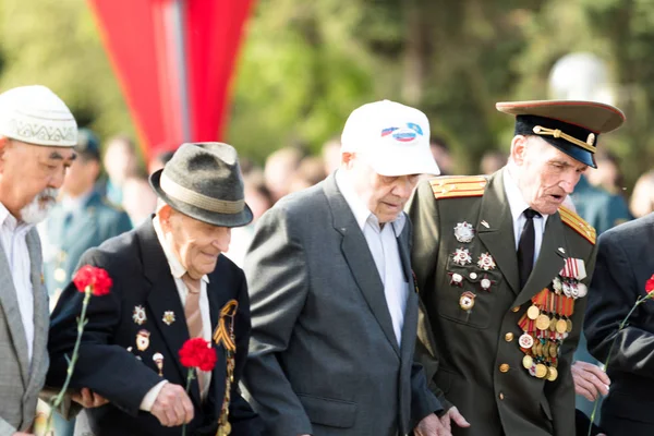 Petropavlovsk 7 Mayıs 2016: Resmi tatil. Defender'ı vatan günün Kazakistan'da 7 Mayıs kutladı. Asker ve askeri. Toplu kutlamalar insanlar.