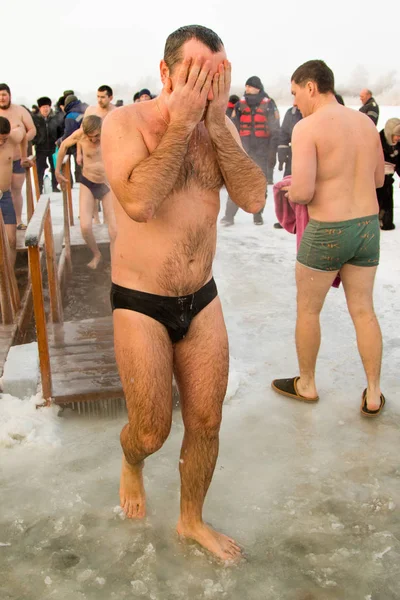 Petropavlovsk, Kazakistan - 19 Ocak 2018: vaftiz. Kışın buz delik insanlar yüzmek.