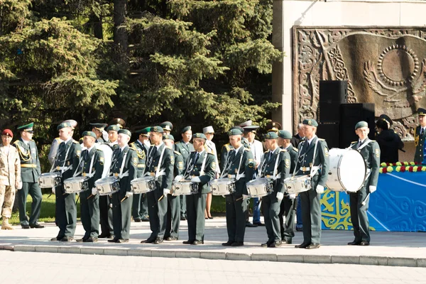 Petropavlovsk 7 Mayıs 2016: Resmi tatil. Defender'ı vatan günün Kazakistan'da 7 Mayıs kutladı. Asker ve askeri. Toplu kutlamalar insanlar.