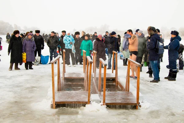 Petropavlovsk, Kazakistan - 19 Ocak 2018: vaftiz. Kışın buz delik insanlar yüzmek.