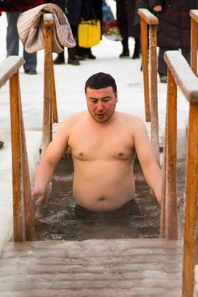 Petropavlovsk, Kazakistan - 19 Ocak 2018: vaftiz. Kışın buz delik insanlar yüzmek.