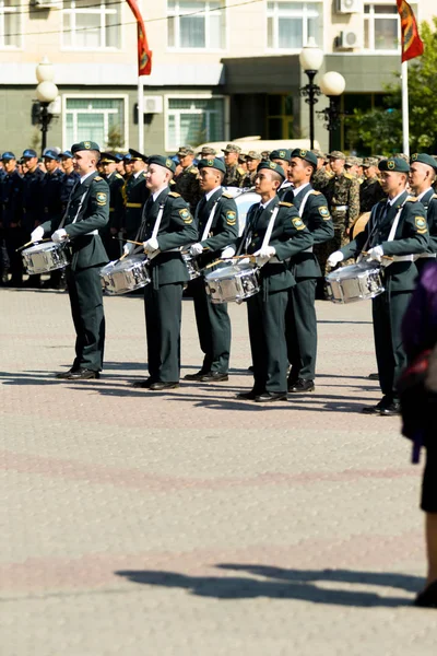 Petropavlovsk 7 Mayıs 2016: Resmi tatil. Defender'ı vatan günün Kazakistan'da 7 Mayıs kutladı. Asker ve askeri. Toplu kutlamalar insanlar.