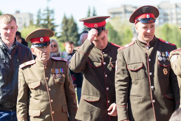 Petropavlovsk, Kazakistan - 9 Mayıs 2016: 9 Mayıs 2016 Petropavlovsk, Kazakistan'daki zafer günü. Ölü savaş anısına. Üyeler mutlu.