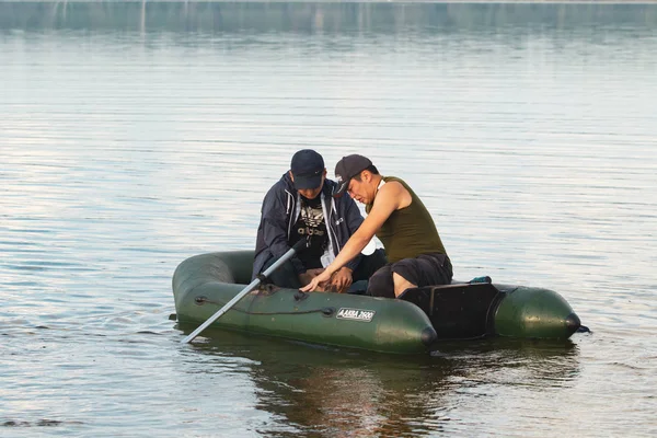 Pietropawłowsk Kazachstan Lipca 2018 Rybaków Ludzie Łodzie Gumowe Jeziorze Ryby — Zdjęcie stockowe
