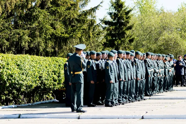 Petropavlovsk, Kazakistan - 9 Mayıs 2016: 9 Mayıs 2016 Petropavlovsk, Kazakistan'daki zafer günü. Ölü savaş anısına. Üyeler mutlu.