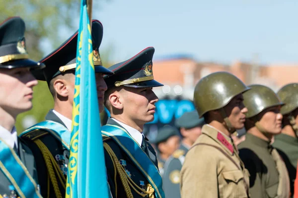 Petropavlovsk, Kazakistan - 9 Mayıs 2016: 9 Mayıs 2016 Petropavlovsk, Kazakistan'daki zafer günü. Ölü savaş anısına. Üyeler mutlu.