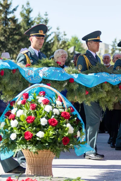 Petropavlovsk, Kazakistan - 9 Mayıs 2016: 9 Mayıs 2016 Petropavlovsk, Kazakistan'daki zafer günü. Ölü savaş anısına. Üyeler mutlu.