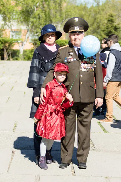 Petropavlovsk, Kazakistan - 9 Mayıs 2016: 9 Mayıs 2016 Petropavlovsk, Kazakistan'daki zafer günü. Ölü savaş anısına. Üyeler mutlu.