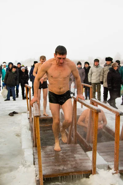 Petropavlovsk, Kazakistan - 19 Ocak 2018: vaftiz. Kışın buz delik insanlar yüzmek.