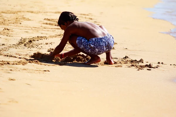 Mısır, Sharm El Sheikh -20 Temmuz 2018: plaj tatil, Bay Na'ama Bai, kumlu plaj denizin insanlar ölüyor. Red Sea'deki/daki Sina Yarımadası.